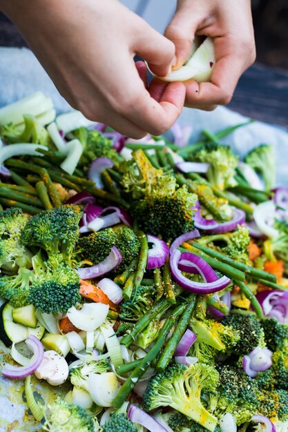 Abgeschnittene Hände einer Person, die Essen zubereitet