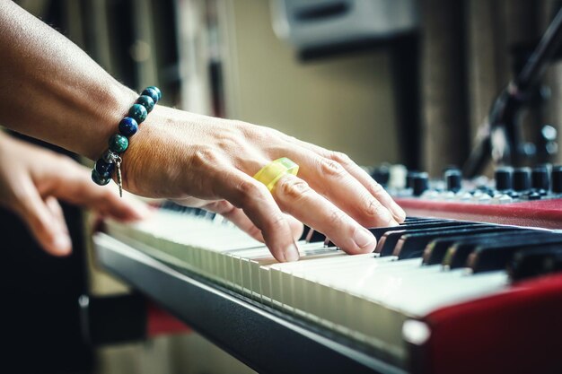 Foto abgeschnittene hände einer person, die klavier spielt