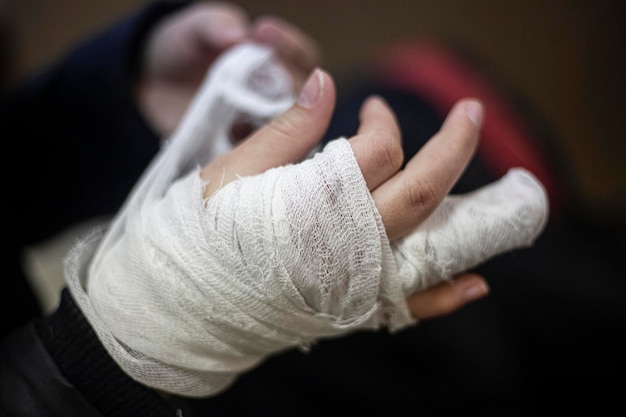 Foto abgeschnittene hände einer person mit medizinischer ausrüstung und verband