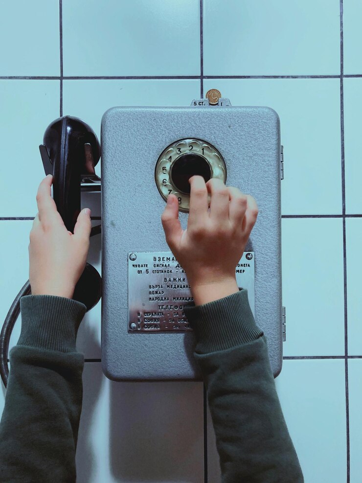 Foto abgeschnittene hände eines kindes, das ein telefon hält