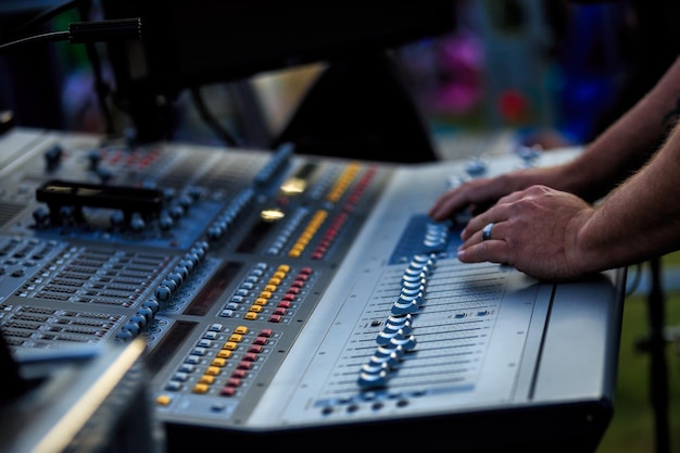Abgeschnittene Hände eines Mannes, der Soundmixer spielt