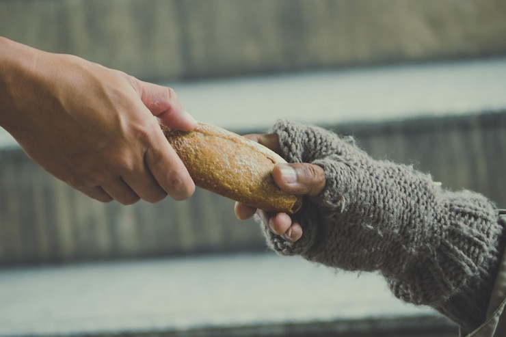 Foto abgeschnittene hände halten brot