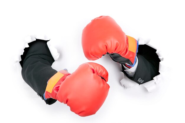 Abgeschnittene Hände mit Boxhandschuhen auf weißem Hintergrund