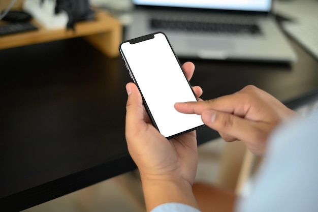 Abgeschnittene Hände mit Mobiltelefonen