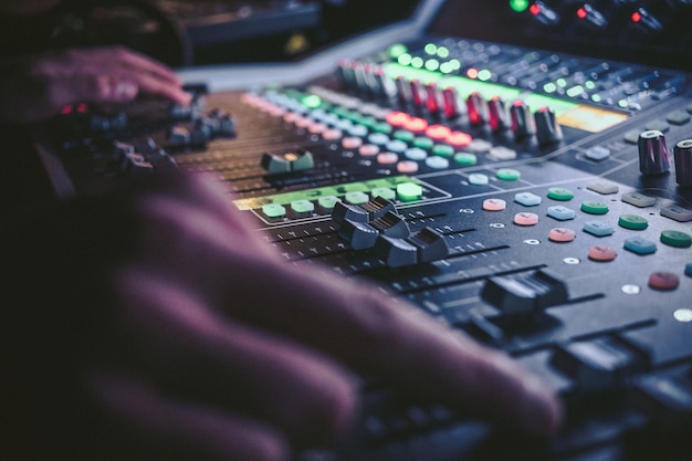 Abgeschnittene Hände von DJs, die mit Tonaufnahmegeräten arbeiten