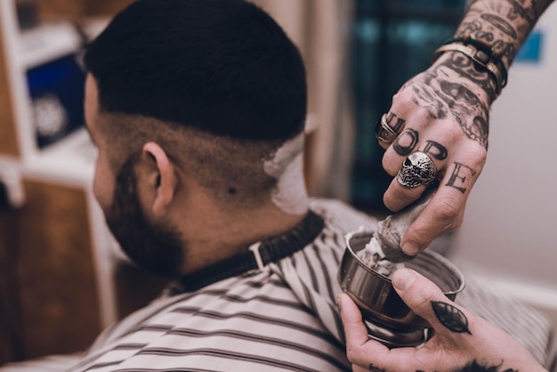 Abgeschnittene Hände von Friseuren, die ihre Haare stylen