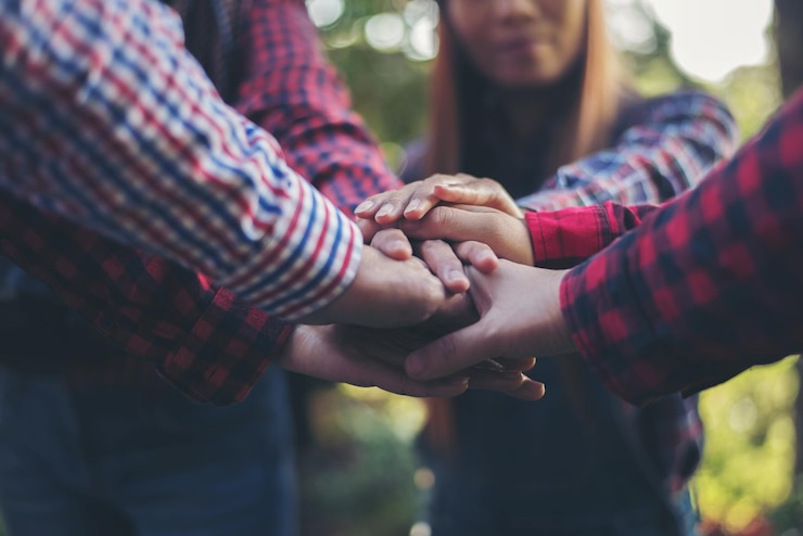 Foto abgeschnittene hände von menschen, die hände stapeln