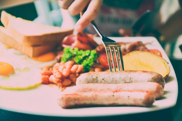 Abgeschnittene Hand beim Essen