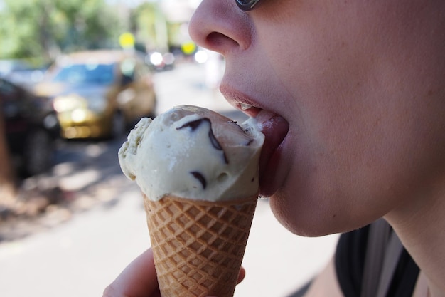 Foto abgeschnittene hand, die eis hält