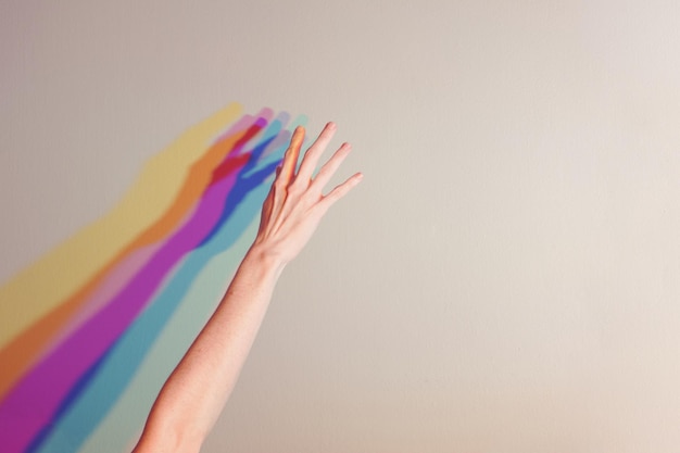 Abgeschnittene Hand, die gegen beige Hintergrund gestikuliert