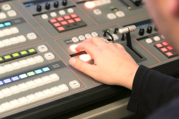 Abgeschnittene Hand, die Musik im Aufnahmestudio mischt