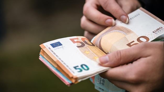 Abgeschnittene Hand, die Papierwährung hält