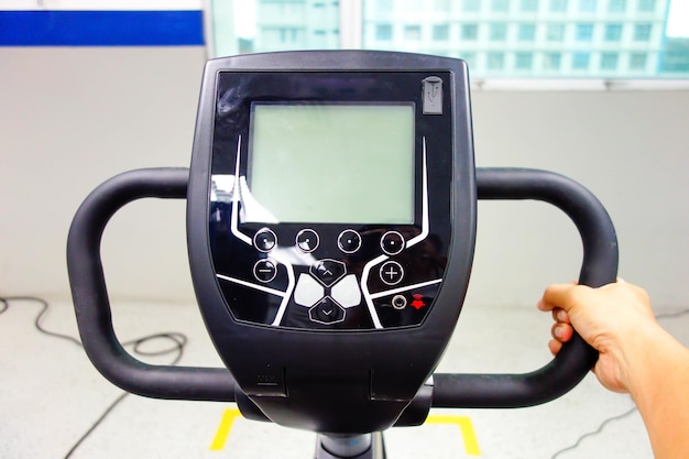Abgeschnittene Hand, die Trainingsgeräte im Fitnessstudio hält