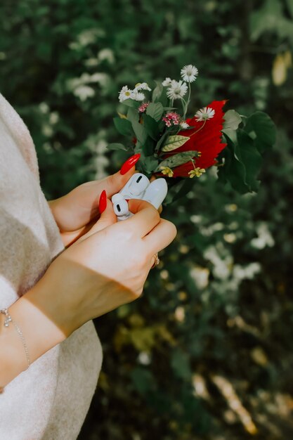 Foto abgeschnittene hand einer frau, die blumen hält