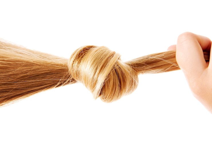 Foto abgeschnittene hand einer frau mit blonden haaren auf weißem hintergrund