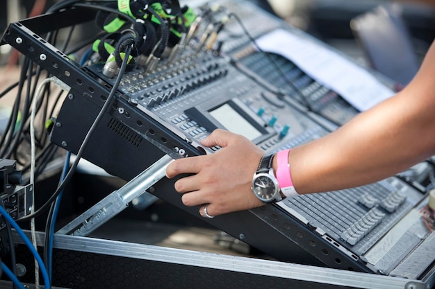 Foto abgeschnittene hand einer person, die dj spielt