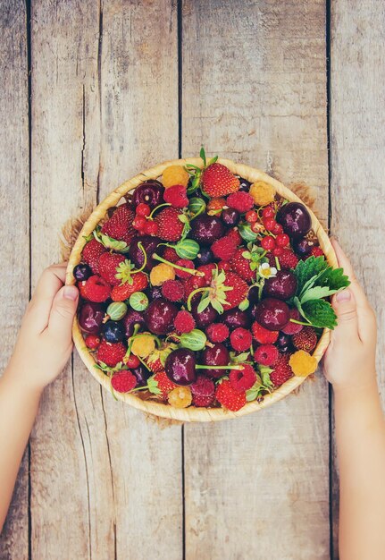 Abgeschnittene Hand einer Person, die eine Pizza hält