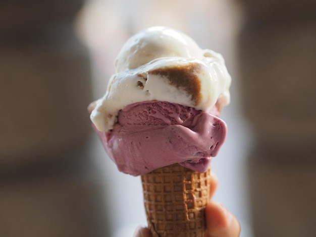 Abgeschnittene Hand einer Person, die Eis hält