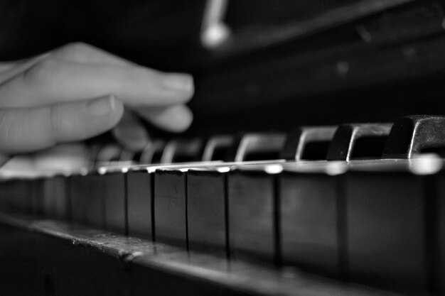 Foto abgeschnittene hand einer person, die klavier spielt