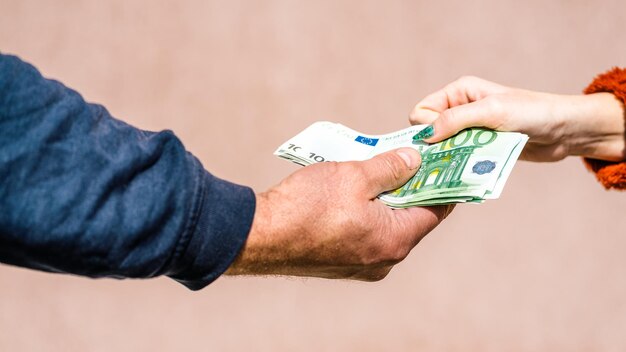 Foto abgeschnittene hand einer person, die papierwährung hält