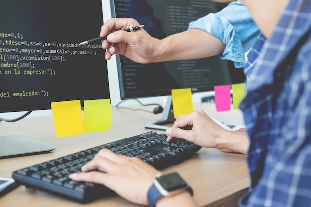 Abgeschnittene Hand eines Geschäftsmanns Computersprache zu einem Kollegen im Büro