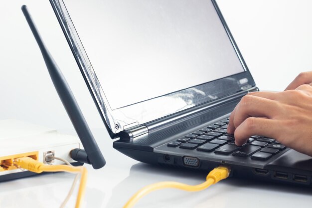 Foto abgeschnittene hand eines geschäftsmanns mit laptop auf dem tisch