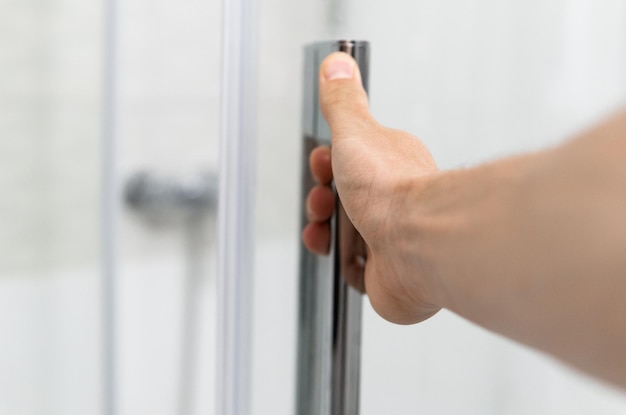 Abgeschnittene Hand eines Mannes, der ein Handy benutzt