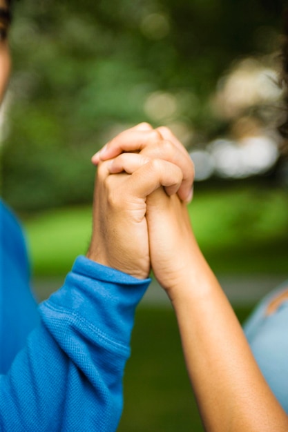 Abgeschnittene Hand eines Mannes, der sich die Hände hält