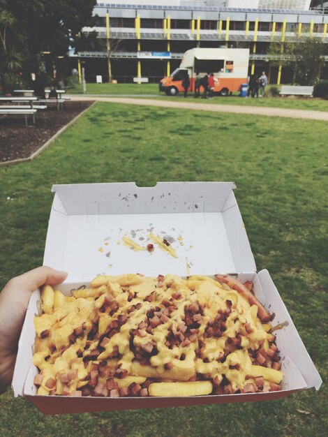 Foto abgeschnittene hand hält fastfood