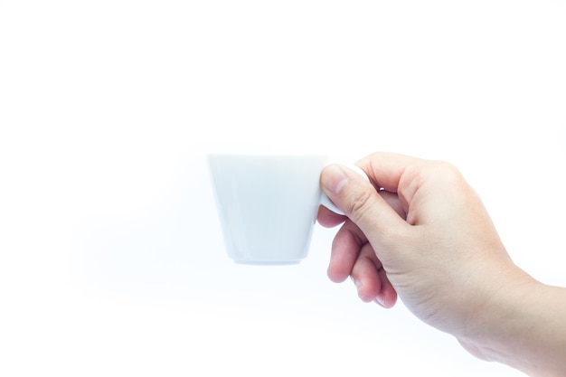 Abgeschnittene Hand mit Becher auf weißem Hintergrund.