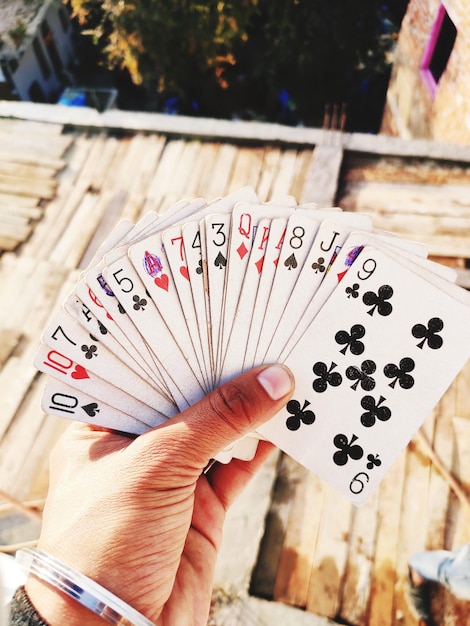 Foto abgeschnittene hand mit spielkarten