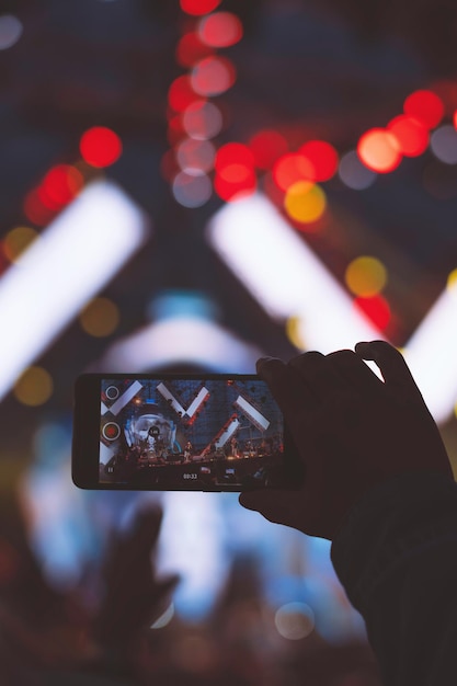Abgeschnittene Hand nimmt Video mit Mobiltelefon auf