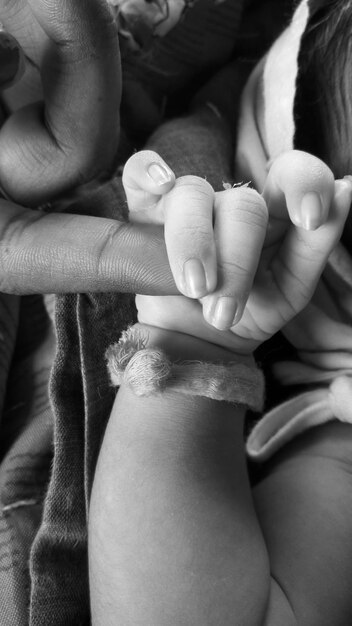 Foto abgeschnittene hand von mutter und sohn.