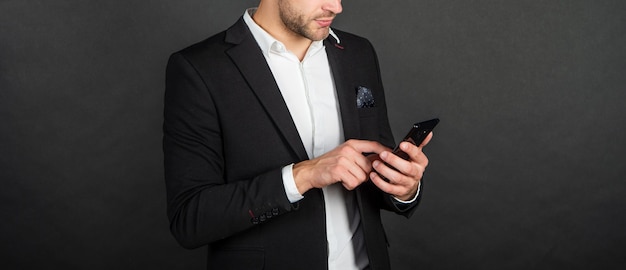 Abgeschnittener Mann im Anzug SMS-Kurznachricht über Telefonkommunikation