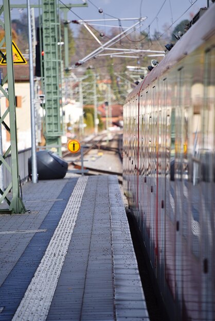 Foto abgeschnittener zug am bahnhof