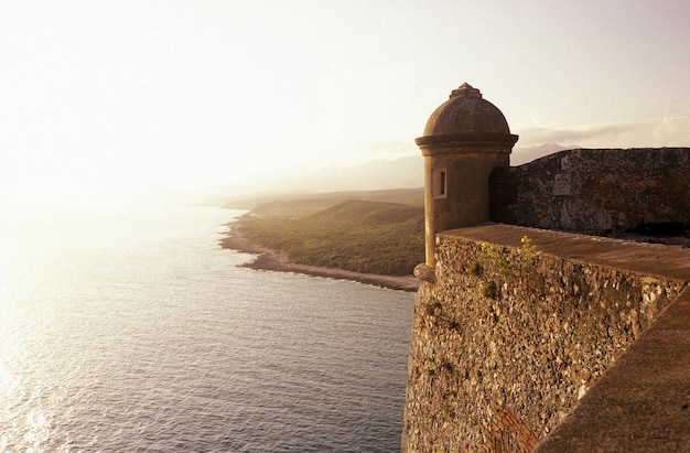 Abgeschnittenes Bild der Festung am Meer