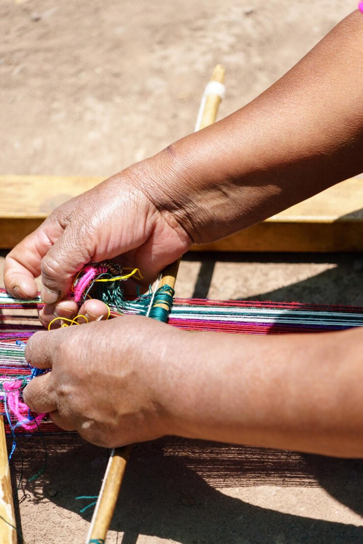 Foto abgeschnittenes bild einer frau, die auf dem feld handwerk macht