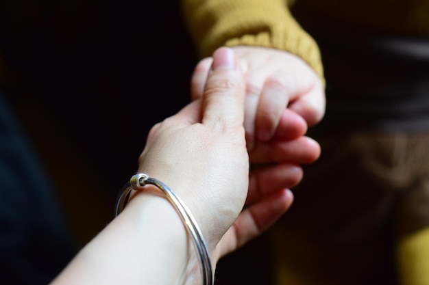 Abgeschnittenes Bild einer Frau, die ein Baby in der Hand hält