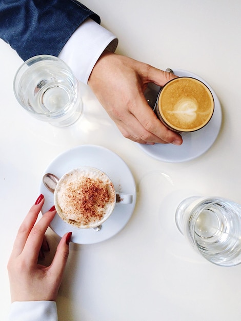 Abgeschnittenes Bild einer Frau, die eine Kaffeetasse hält