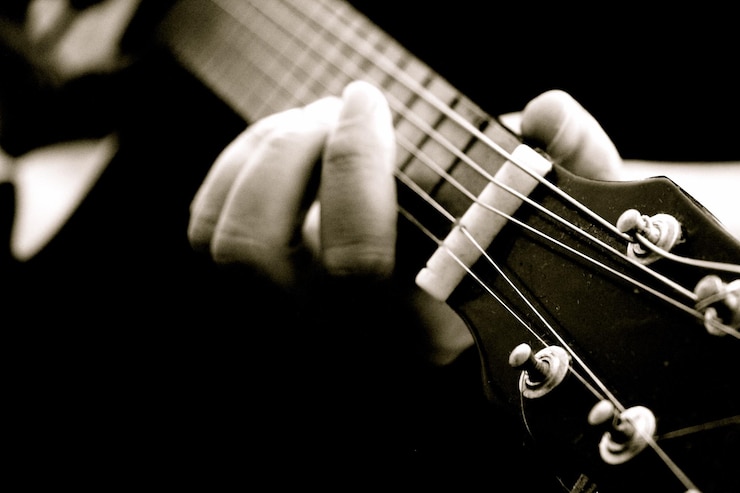 Foto abgeschnittenes bild einer frau, die gitarre spielt