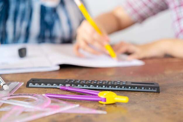 Foto abgeschnittenes bild einer frau, die papier mit text auf dem tisch hält