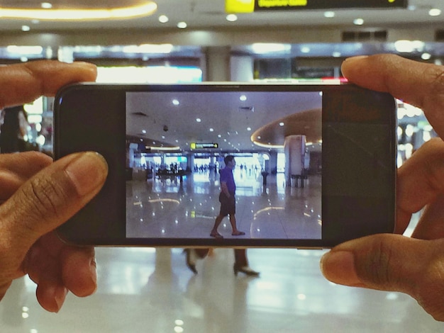 Foto abgeschnittenes bild einer frau mit smartphone