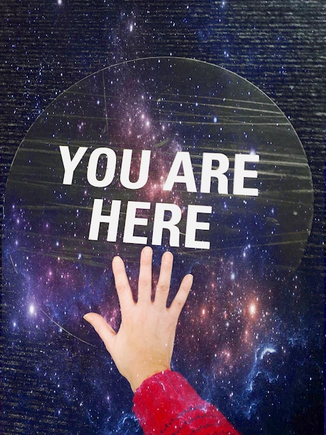 Abgeschnittenes Bild einer Hand, die die Wand berührt, mit Text
