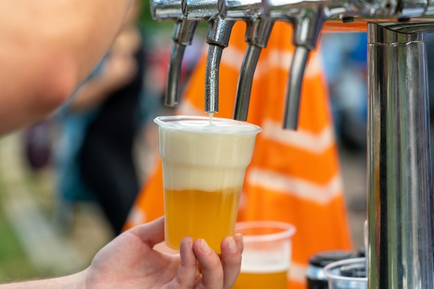 Foto abgeschnittenes bild einer hand, die ein bierglas hält