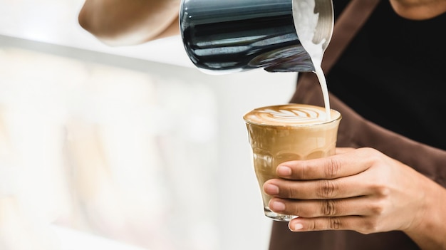 Abgeschnittenes Bild einer Hand, die eine Kaffeetasse hält