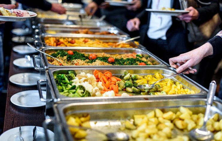 Foto abgeschnittenes bild einer hand, die essen nimmt