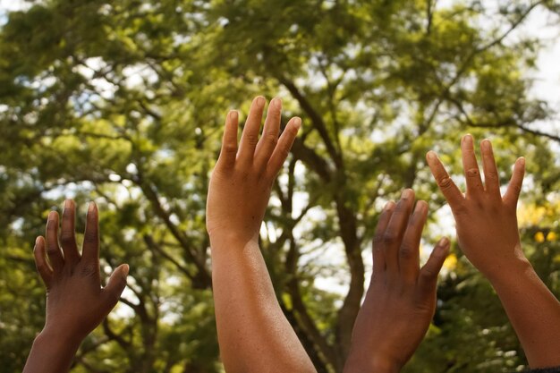 Foto abgeschnittenes bild einer hand gegen bäume