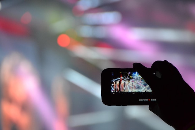 Abgeschnittenes Bild einer Person, die ein Smartphone hält