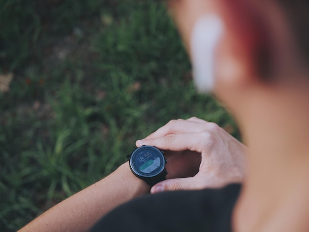 Foto abgeschnittenes bild einer person, die eine smartwatch trägt
