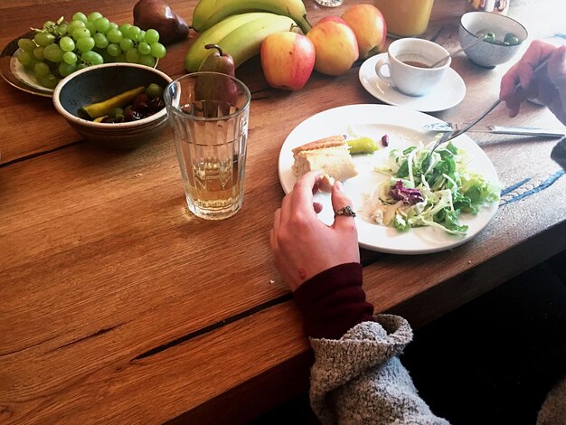 Foto abgeschnittenes bild einer person, die frühstück isst